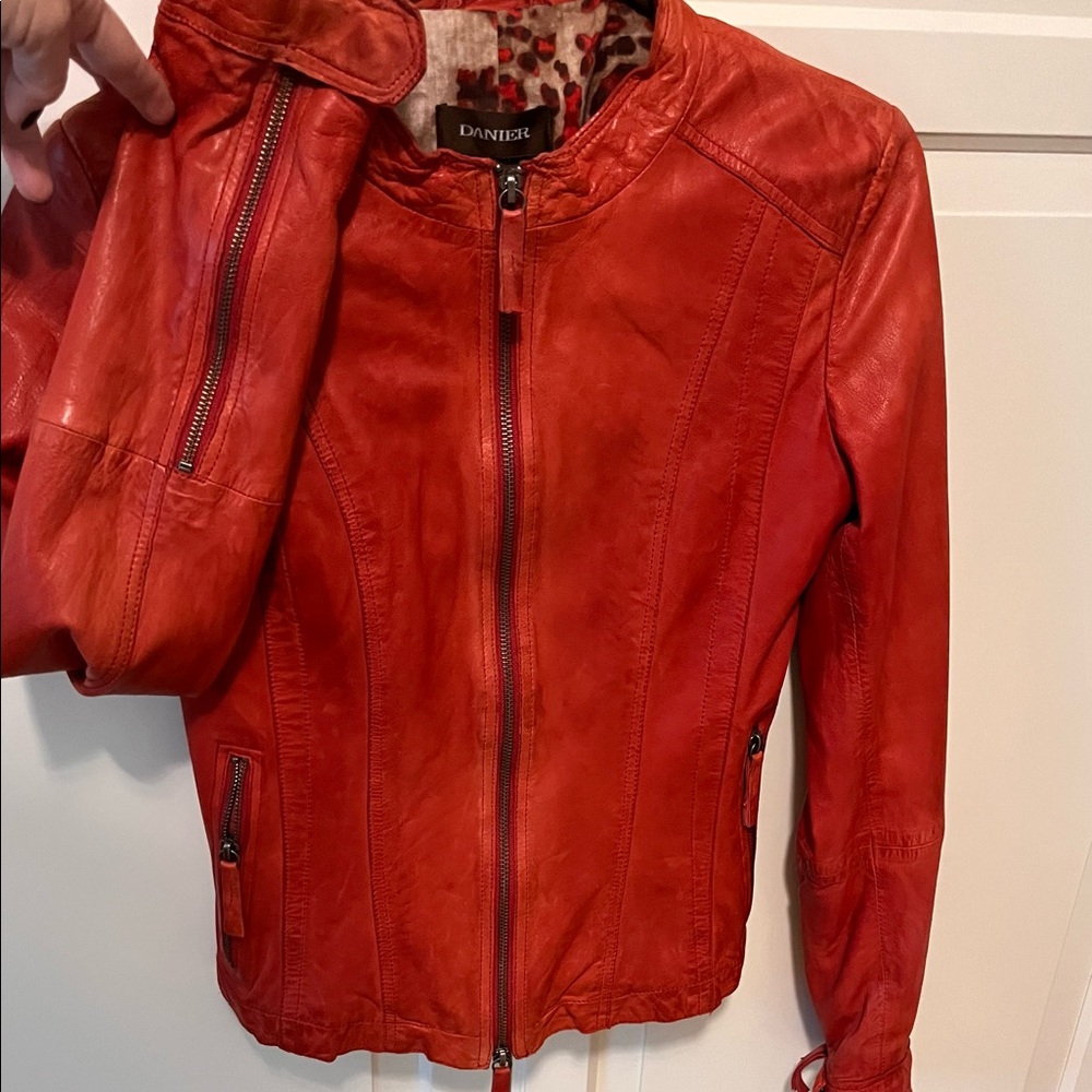 Danier jacket in red leather, barely worn (1-3 times).